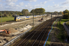 804317 Gezicht op de grondwerkzaamheden ten behoeve van de uitbreiding van de sporen in het kader van het project ...